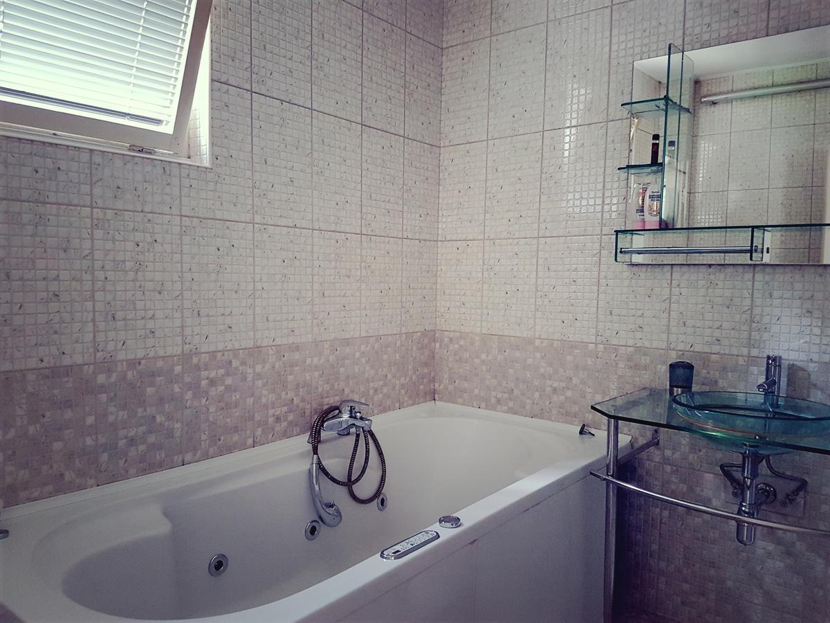 Cosy And Chic... Parking Included Apartment Сараево Екстериор снимка